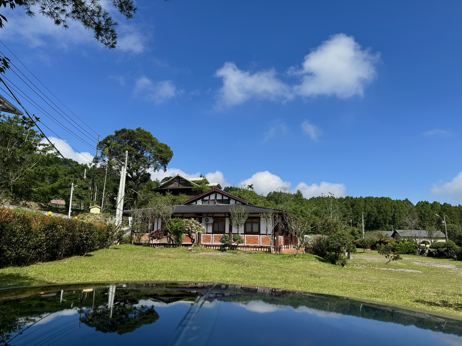 藍天與綠草環繞的小半天南屏湖民宿庭園