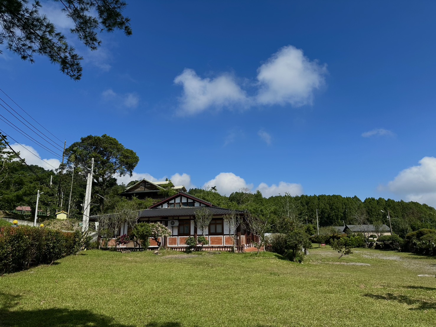 藍天白雲下的小半天南屏湖民宿與寬闊草地